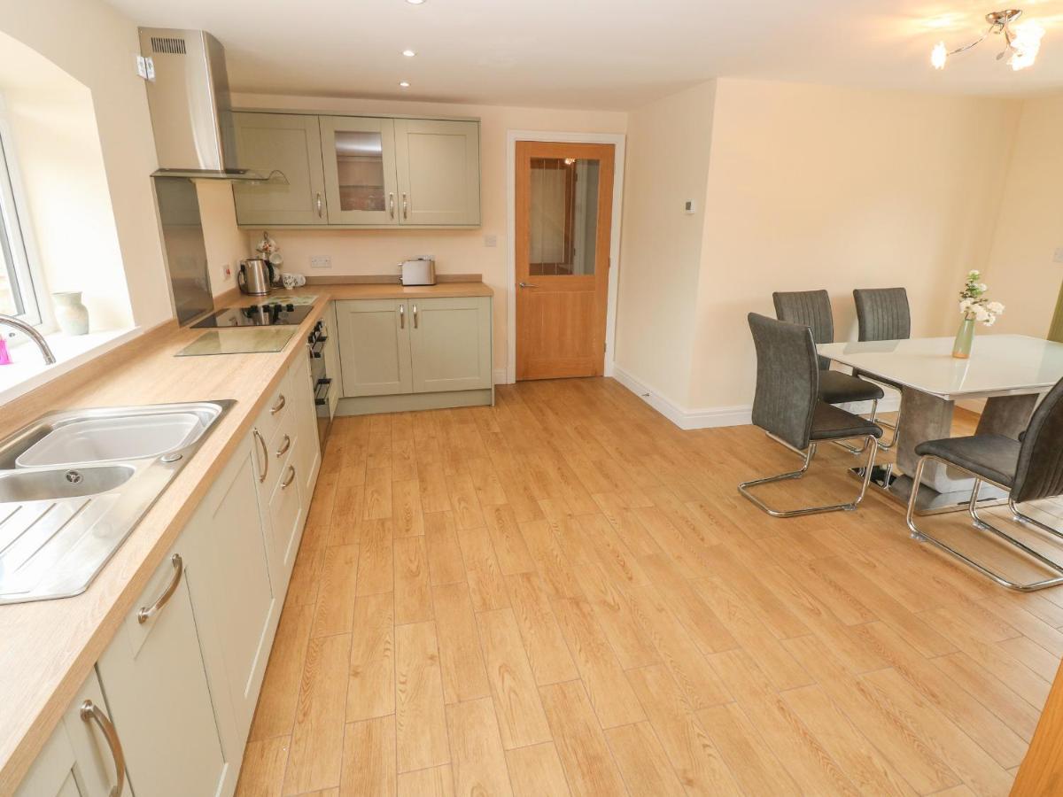 Woodpecker Barn Villa Pontyclun ภายนอก รูปภาพ