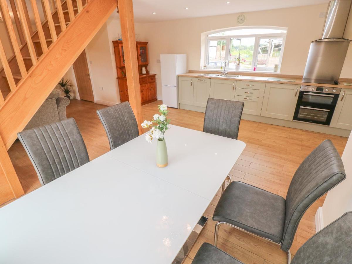 Woodpecker Barn Villa Pontyclun ภายนอก รูปภาพ