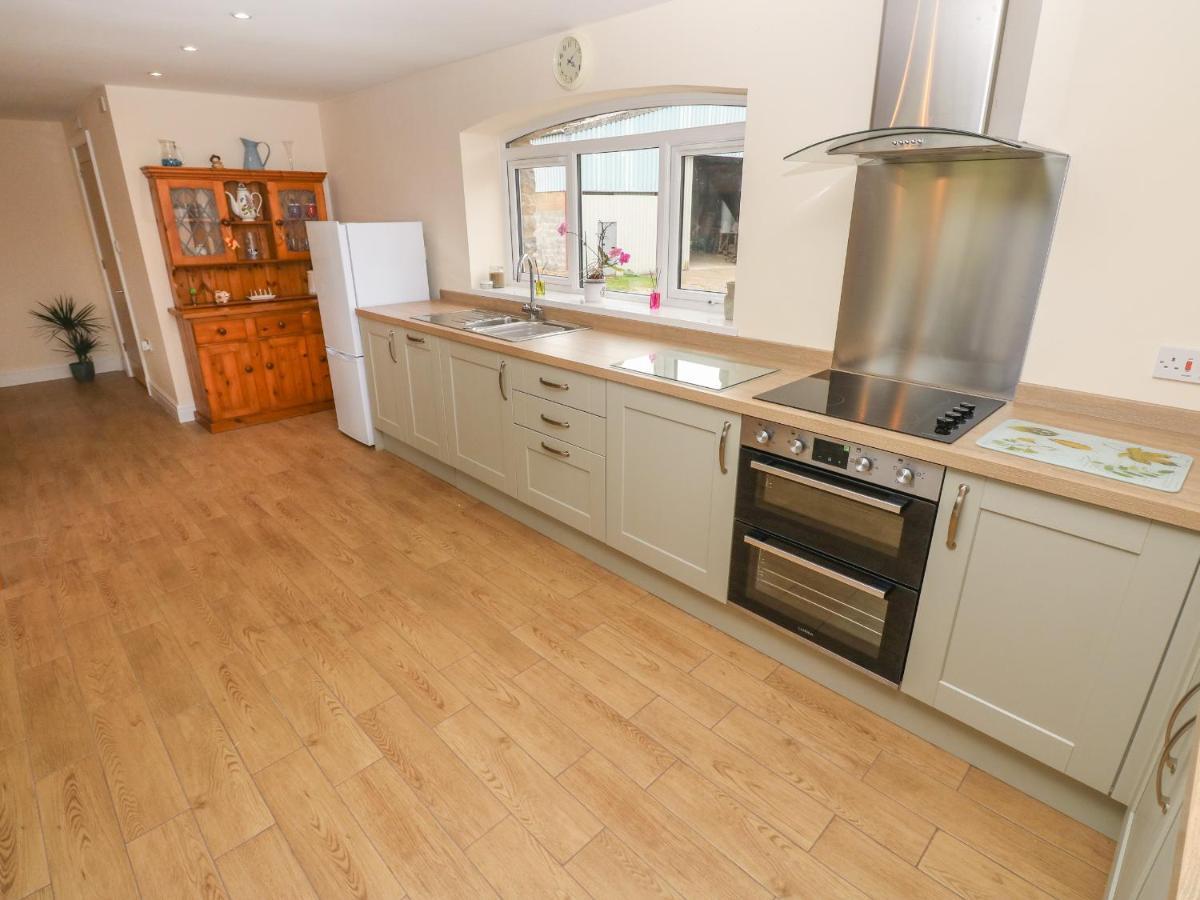 Woodpecker Barn Villa Pontyclun ภายนอก รูปภาพ
