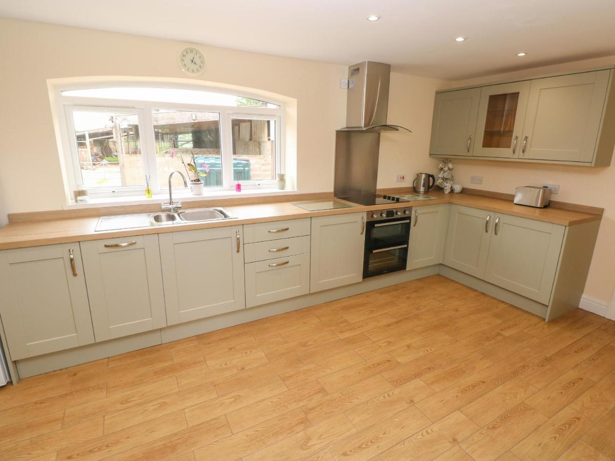 Woodpecker Barn Villa Pontyclun ภายนอก รูปภาพ